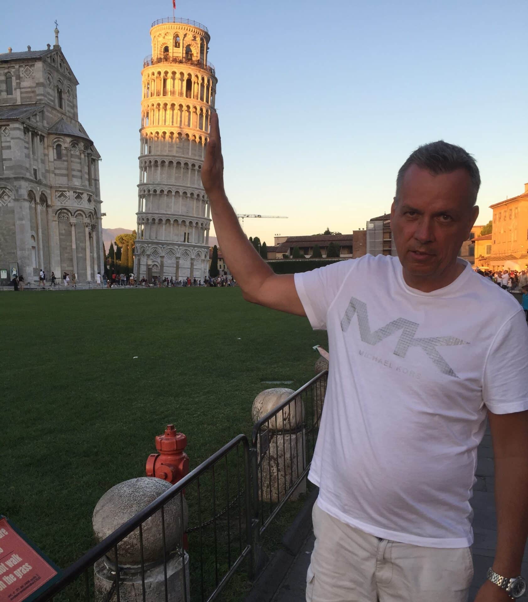 Kurt Ståhl håller upp lutande tornet i Pisa