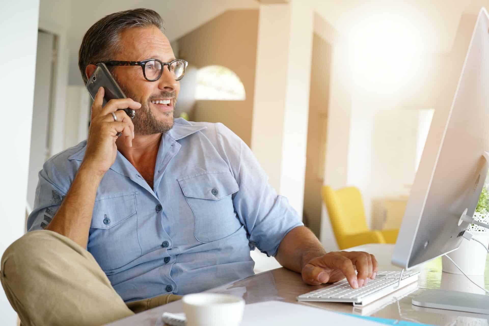 Teknisk säljare som pratar i telefon